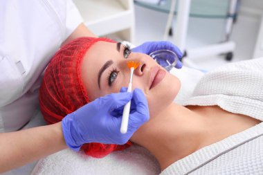 Güzel genç kadın yüz cilt tedavi görüyor.