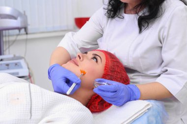 Güzel genç kadın yüz cilt tedavi görüyor.