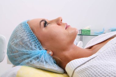 Güzellik salonları, yüz maskesi retinol ve Meyve asitleri ile peeling.