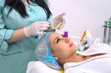 Güzellik salonları, yüz maskesi retinol ve Meyve asitleri ile peeling.