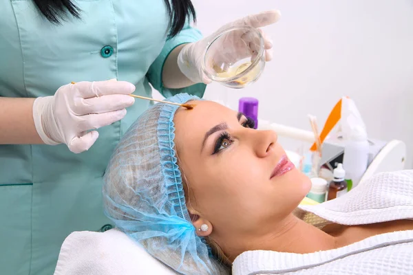 Beauty salon, facial peeling mask with retinol and fruit acids. — Stock Photo, Image