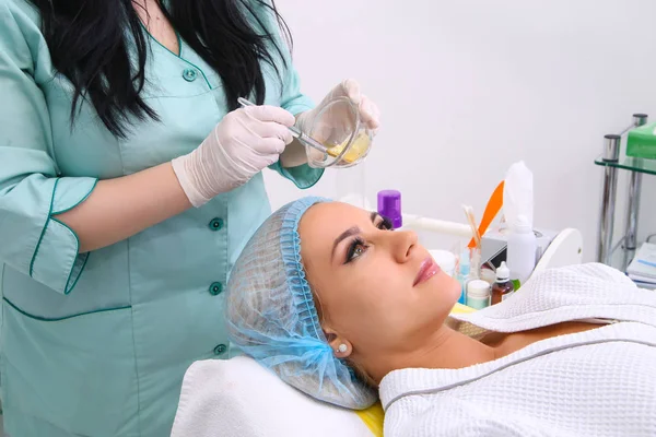 Beauty salon, facial peeling mask with retinol and fruit acids. — Stock Photo, Image