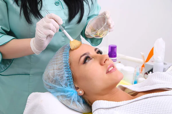 Kosmetický salon, obličeje peeling masky s retinolu a ovocných kyselin. — Stock fotografie