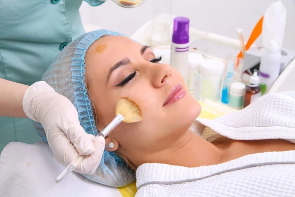 Salone di bellezza, maschera peeling viso con retinolo e acidi della frutta . — Foto Stock