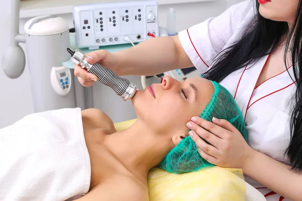 Phonophoresis procedure voor een mooie vrouw. — Stockfoto