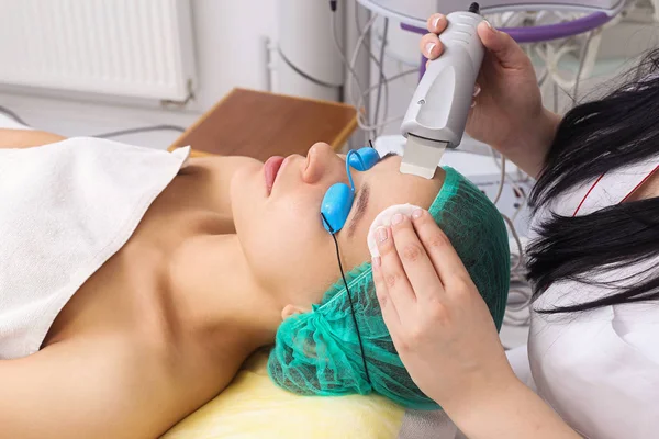 Ultrasonic cleaning of the face. — Stock Photo, Image