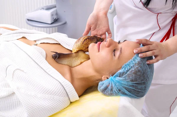 Mujer joven recibiendo masaje de cuello de caracol . —  Fotos de Stock