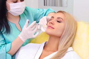 Enjeksiyon dudaklar ve yüz.