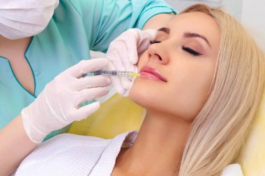 Enjeksiyon dudaklar ve yüz.