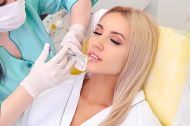 Enjeksiyon dudaklar ve yüz.