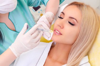 Enjeksiyon dudaklar ve yüz.