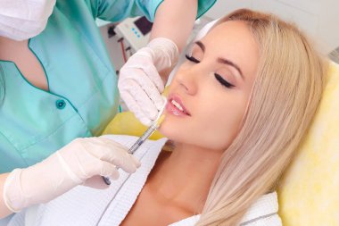 Enjeksiyon dudaklar ve yüz.