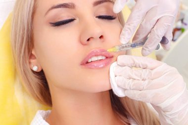 Enjeksiyon dudaklar ve yüz.