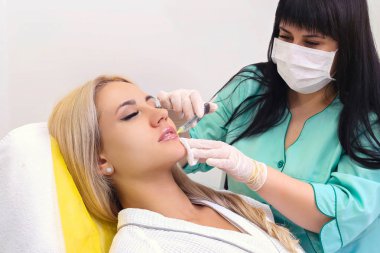 Enjeksiyon dudaklar ve yüz.