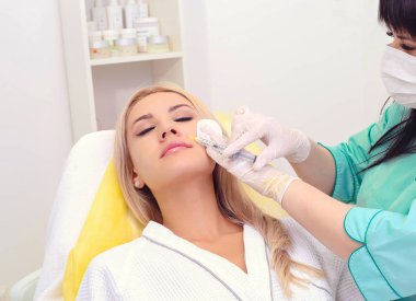 Enjeksiyon dudaklar ve yüz.