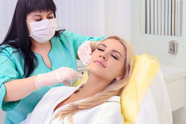 Enjeksiyon dudaklar ve yüz.