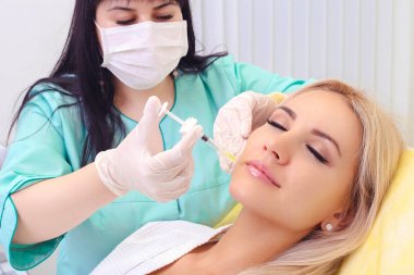 Enjeksiyon dudaklar ve yüz.