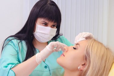 Enjeksiyon dudaklar ve yüz.