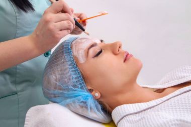 Güzellik Spa kil maskesi olan kadın.