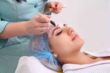 Güzellik Spa kil maskesi olan kadın.