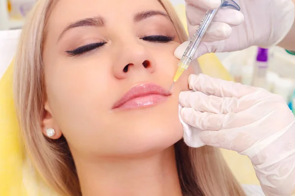 Inyección en los labios y la cara . — Foto de Stock