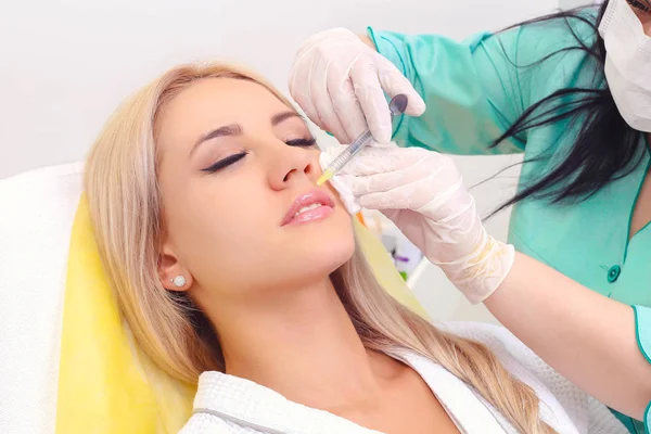 Inyección en los labios y la cara . —  Fotos de Stock