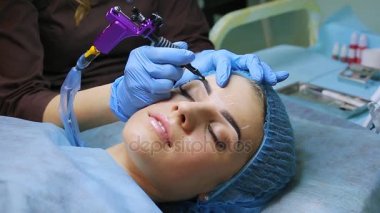 Kaşları üzerinde kalıcı makyaj.