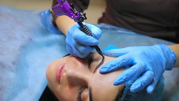 Permanent make up on eyebrows. — Stock Video