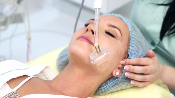 Receiving electric darsonval facial massage procedure. — Stock Video