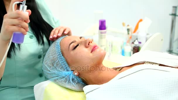 Mujer recibiendo vapor en su cara en el spa . — Vídeos de Stock