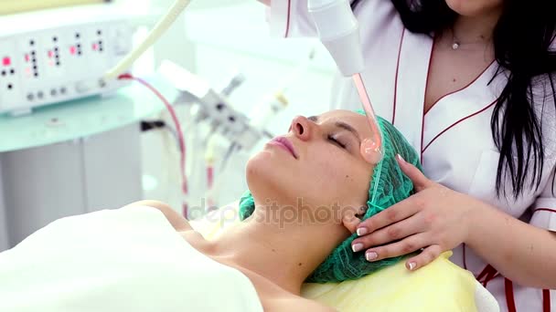 Отримання електричної процедури масажу обличчя Дарсонваль . — стокове відео
