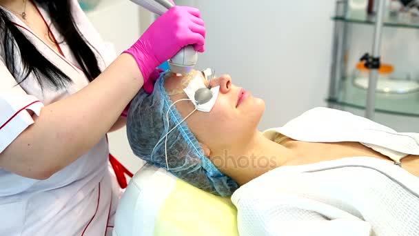Fototerapia Facial. Procedimientos antienvejecimiento . — Vídeos de Stock