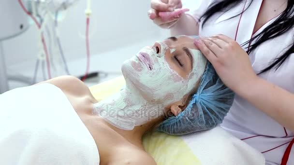 Femme avec masque facial en argile dans un spa de beauté . — Video