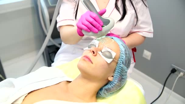 Kvinna med lera ansiktsmask i beauty spa. — Stockvideo