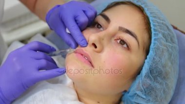 Onun dudak enjeksiyon.