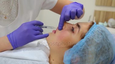 Onun dudak enjeksiyon.