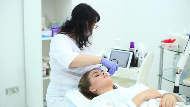 Une étude de la maladie des cheveux et de la peau à l'aide d'un trichoscope . — Video