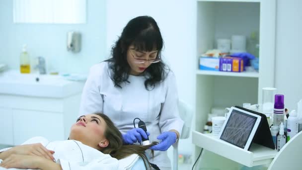 Un estudio de la enfermedad del cabello y la piel utilizando un tricoscopio . — Vídeos de Stock