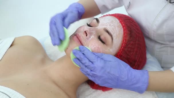 Pulizia peeling presso il salone di bellezza . — Video Stock