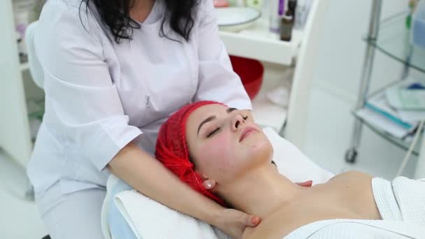 Косметическая медицина, массаж . — стоковое видео