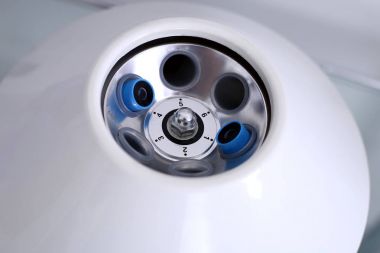 Kan centrifuging araştırmacı gerçekleştirir