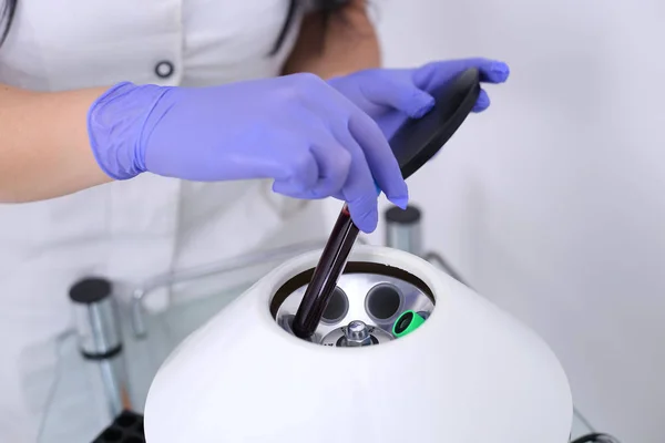 Investigador realiza centrifugado de sangre — Foto de Stock
