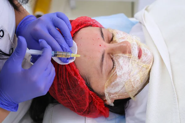 Researcher performs blood centrifuging — Stock Photo, Image