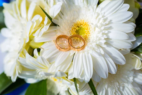 婚礼花束上的结婚戒指. — 图库照片