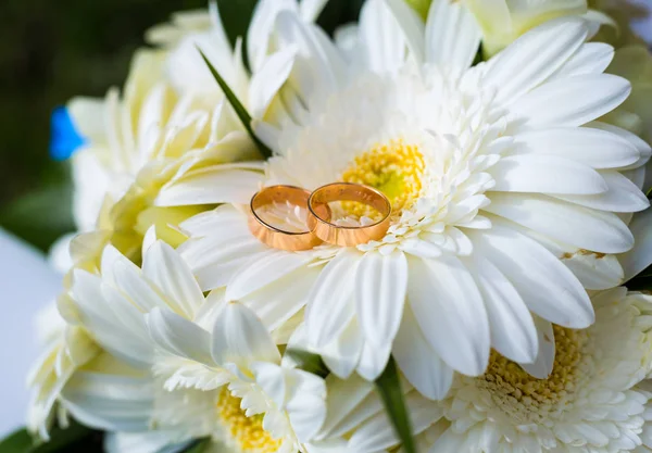 婚礼花束上的结婚戒指. — 图库照片