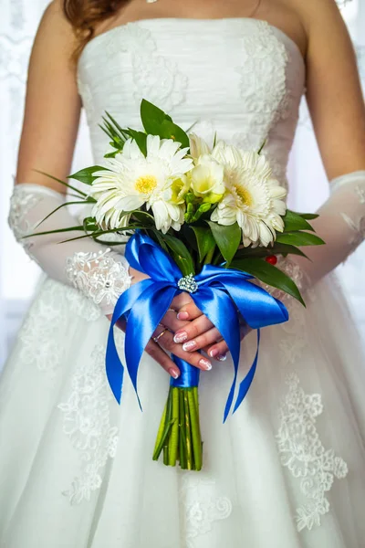 Ramo de boda manzanillas blancas . — Foto de Stock