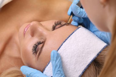 Profesyonel kaş düzeltme