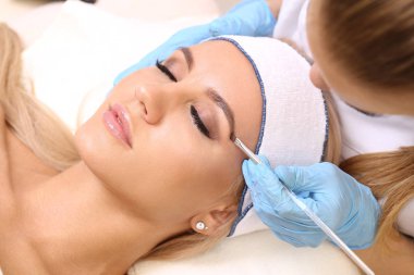 Profesyonel kaş düzeltme