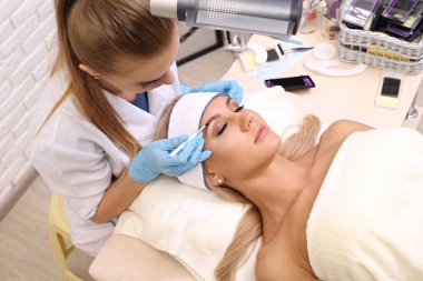 Profesyonel kaş düzeltme