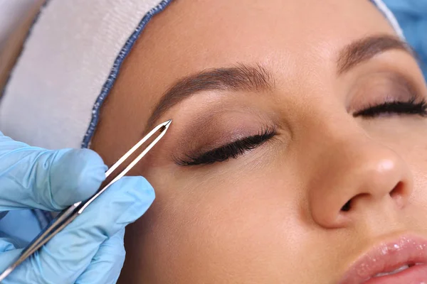 Professional eyebrow correction — Stock Photo, Image